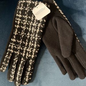 Black and white tweed gloves with phone touch. Warm. Great fit. Never been worn